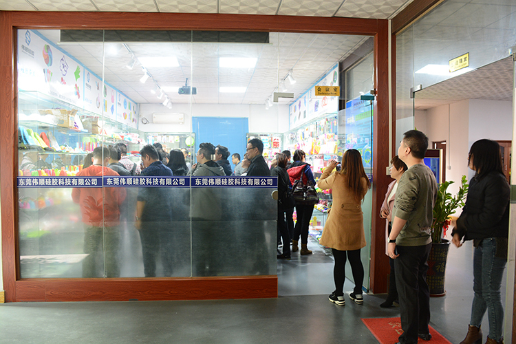 香港禮品協(xié)會(huì)成員單位近30人考察偉順硅膠，2019年訂單不斷